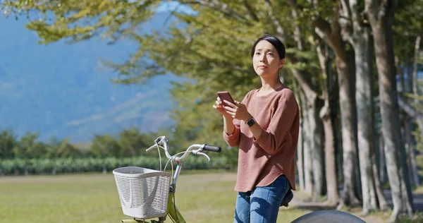 Mujer Montar Bicicleta Uso Teléfono Móvil Para Buscar Ubicación —  Fotos de Stock