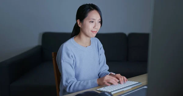 Kvinnan Arbetar Datorn Hemma — Stockfoto
