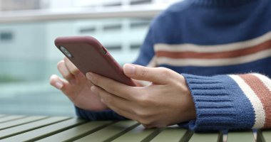 Cep telefonu kullaranarak genç kadın yakın çekim