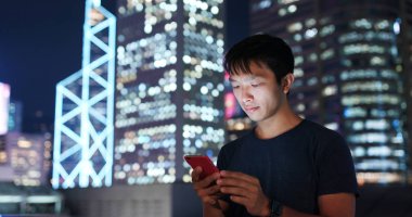 Hong Kong kentinde cep telefonu kullanan adam