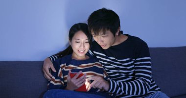 Çinli çift cep telefonu evde kullanma