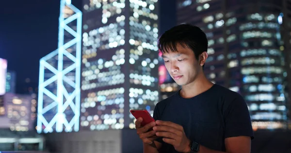 Человек Использующий Мобильный Телефон Городе Гонконг — стоковое фото