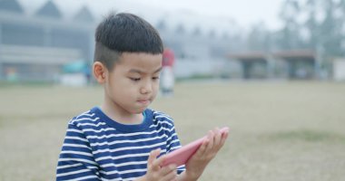 Küçük oğlu göz cep telefonu 