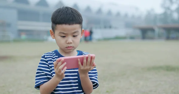 在户外用手机看手机的小孩 — 图库照片