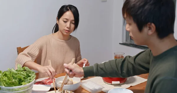 Familia Teniendo Cena Olla Caliente Casa —  Fotos de Stock