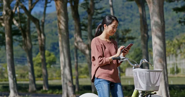 Mulher Andar Bicicleta Campo Usando Telefone Celular Para Pesquisar Local — Fotografia de Stock