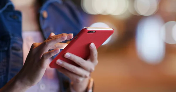 Donna Utilizzando Smartphone Città Notte — Foto Stock