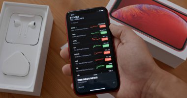 Hong Kong, Hong Kong - 12 Ocak, 2019: Iphone Xr kullanarak kontrol borsa