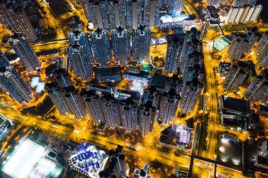 Tin Shui Wai, Hong Kong - 05 Kasım 2018: Hong Kong yerleşim bölgesinin gece görüşü