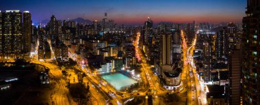 Wan Kwa, Hong Kong - 29 Ocak, 2019 için: Top Hong Kong şehir şehir görünümünü geceleri