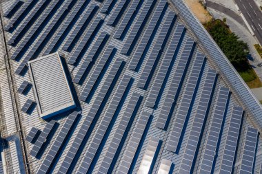 Güneş panelleri ile çatı üstü