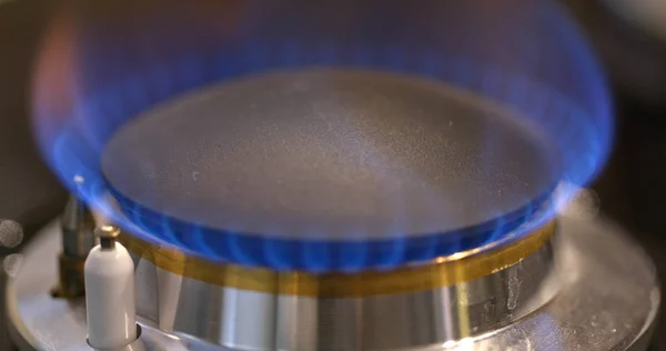 炉子燃烧器燃烧成蓝色的烹调火焰 — 图库照片