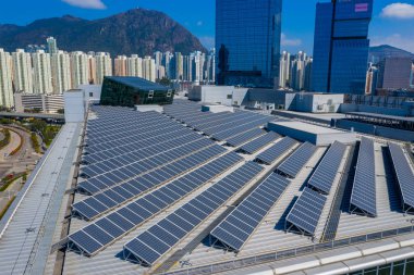 Kowloon Körfezi, Hong Kong - 29 Ocak, 2019: güneş enerjisi panelleri ile çatı üst