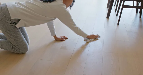 Vrouw Schoonmaken Van Vloer Voor Lente Schoon Thuis — Stockfoto