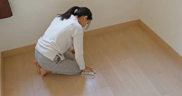 Mujer Limpia Suelo Para Primavera Limpia Casa —  Fotos de Stock