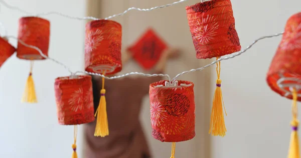 Lanternes Rouges Chinoises Avec Femme Bâton Calligraphie Chinoise Maison — Photo