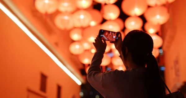 Mulher Tirar Foto Celular Sob Lanternas Vermelhas — Fotografia de Stock