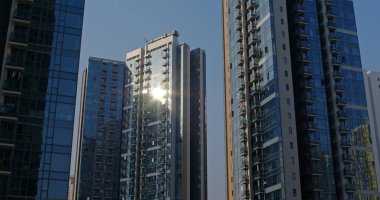 Güneş ışığı parlaması ile binaların Cam