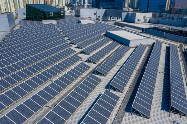 Çatısında Güneş Enerjisi Panelleri — Stok fotoğraf