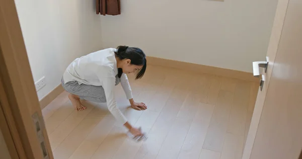 女は家で床をきれいにする — ストック写真