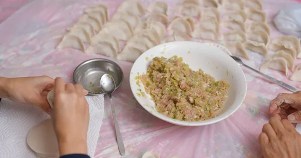 Mulheres Fazem Bolinhos Carne Chineses Ano Novo Lunar — Fotografia de Stock