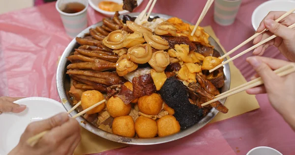 传统的中国家庭一起在家里吃大碗盛宴 — 图库照片