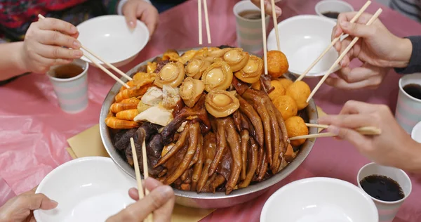 Traditionelle Chinesische Familie Isst Hause Zusammen Ein Großes Schälchen Fest — Stockfoto