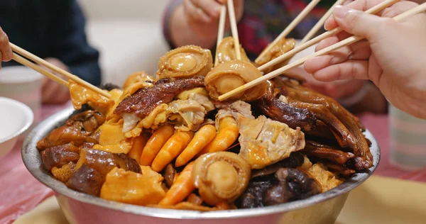 Eating Poon Choi Together Home Chinese Cuisine Lunar New Year — Stock Photo, Image