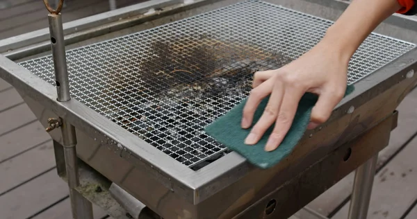 Frau Putzt Grillofen Freien — Stockfoto