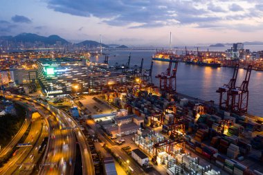 Kwai Tsing, Hong Kong - 14 Şubat, 2019: Top Hong Kong Kwai Tsing konteyner terminalleri görünümünü geceleri