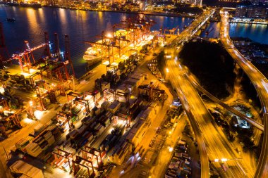Kwai Tsing, Hong Kong - 14 Şubat, 2019: Top Hong Kong Kwai Tsing konteyner terminalleri görünümünü geceleri
