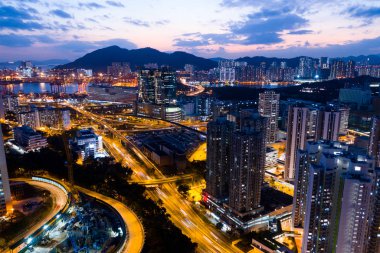 Kwai Tsing, Hong Kong - 14 Şubat, 2019: Top Hong Kong Kwai Tsing konteyner terminalleri görünümünü geceleri