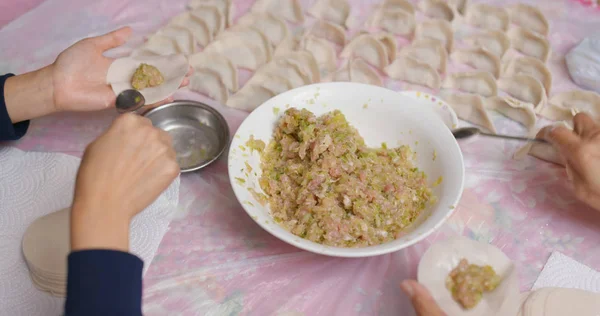Mulheres Fazem Bolinhos Carne Chineses Casa — Fotografia de Stock