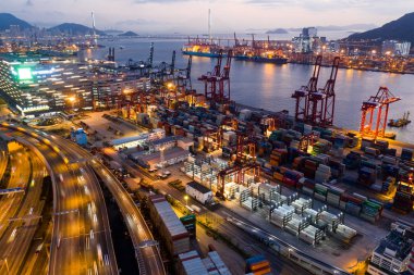 Kwai Tsing, Hong Kong - 14 Şubat, 2019: Top Hong Kong Kwai Tsing konteyner terminalleri görünümünü geceleri