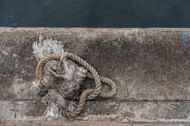 En üst teki limanda demirleme ipi