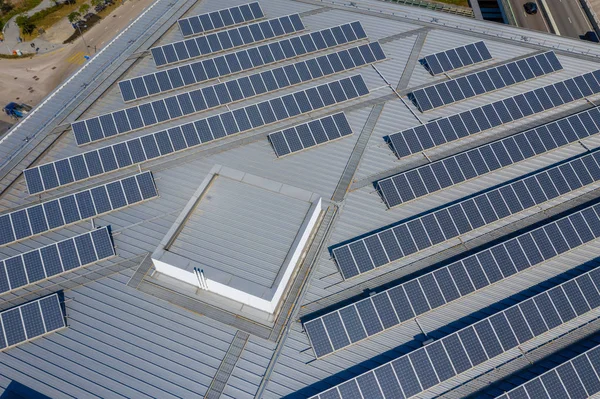 太阳能电池板的空中视图 — 图库照片