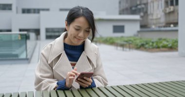 Cep telefonu açık kafe kadın çeke