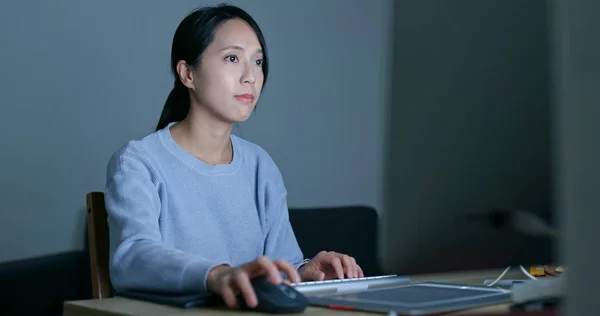 Kobieta Pracuje Komputerze Domu Wieczorem — Zdjęcie stockowe