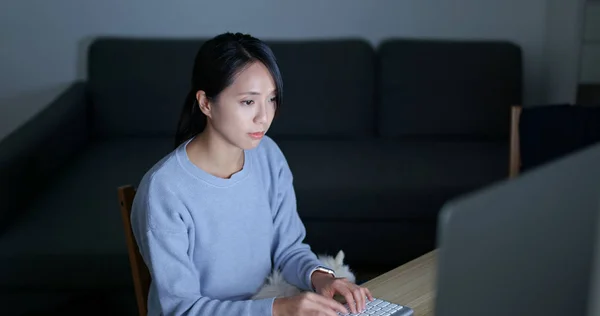 Γυναίκα Εργάζεται Στον Υπολογιστή Στο Σπίτι — Φωτογραφία Αρχείου