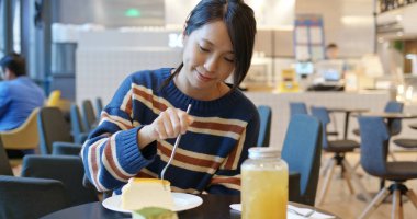 Kadın kahve dükkanında onu pasta zevk