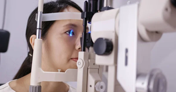 Woman Check Eye Clinic — Stock Photo, Image