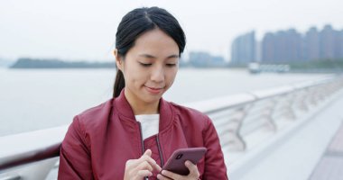 Hareket eden telefon içinde şehir kadın çeke