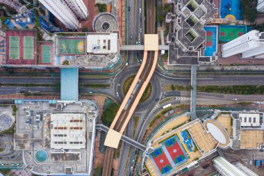 Tin Shui Wai, Hong Kong - 02 Şubat 2019: Hong Kong yerleşim bölgesinde hafif raylı sistem görünümü yukarıdan aşağıya  