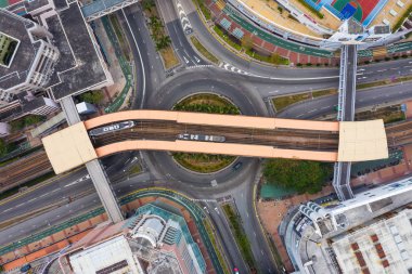 Tin Shui Wai, Hong Kong - 02 Şubat 2019: Hong Kong yerleşim bölgesinde hafif raylı sistem görünümü yukarıdan aşağıya  