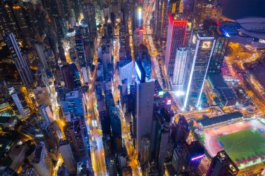 Causeway Bay, Hong Kong - 22 Şubat 2019: Hong Kong şehir siluetinin gece havadan görünümü