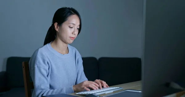 Kobieta Pracuje Komputerze Domu — Zdjęcie stockowe