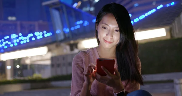 Mulher Uso Telefone Celular Para Chamar Táxi Cidade Noite — Fotografia de Stock