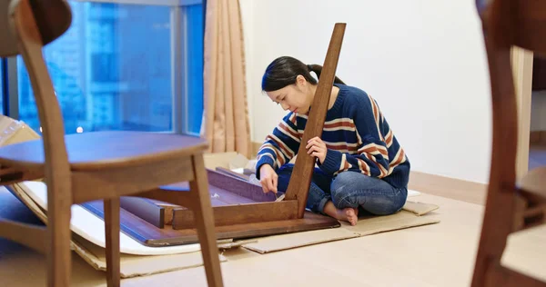 Woman Assemble Table Home — 스톡 사진