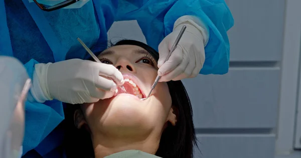 Женщина Имеет Стоматологическую Помощь Клинике — стоковое фото