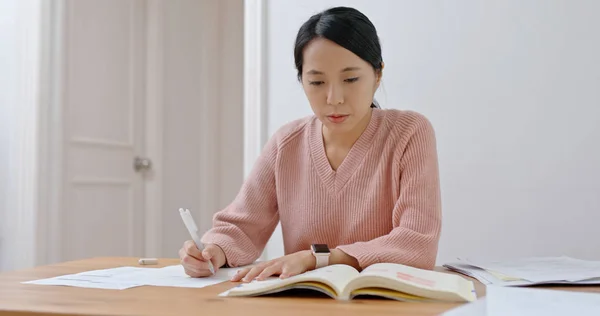 Aziatische Vrouw Thuis Studeren — Stockfoto